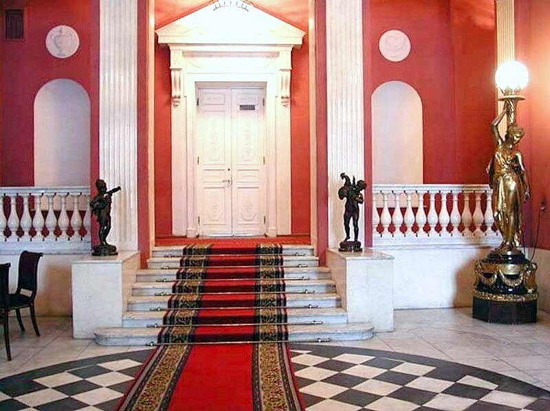 Дворец Кочубея с изысканным обедом в Охотничьем зале или в Розовой гостиной дворца к 8 марта!